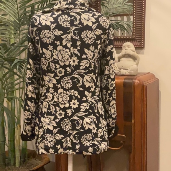 O’Neill blue/white SZ 10 woman’s waterfall open floral lined jacket pockets - Picture 3 of 12